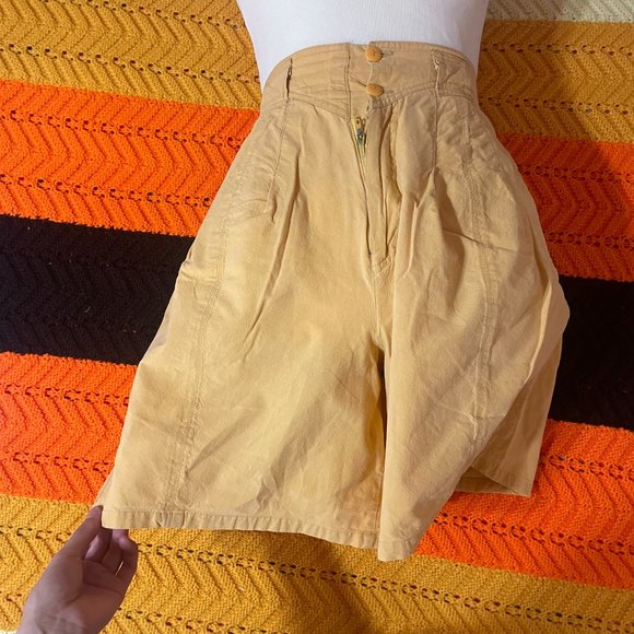 1980s Yellow high rise mom Mom shorts! - Picture 10 of 12